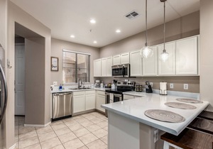 Family-Friendly Luxury Getaway ~ Sleeps 12, Near Golf, Lakes & Festivals