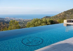 Fantastic apartment with garden and sea views in prime location