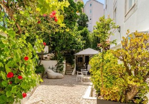 Fragrant Apt with Private Garden in Historic Graça