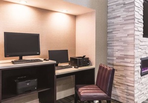 Fun Days Ahead! 3 Units w/ FREE Bfast & Parking, Pool, Minutes to Wax Museum!