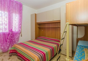 Gabbiano tree-room flat surrounded by the green of the quite pine forest
