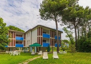 Gabbiano tree-room flat surrounded by the green of the quite pine forest