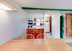 Golf Course Front Condo with Fast WiFi, Shared Pools & Hot Tub, & Full Kitchen