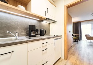 Helle Suite im Landhausstil mit Küchenzeile