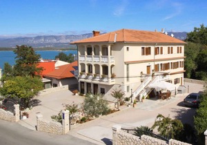 Holiday apartment with air conditioning and terrace with sea view