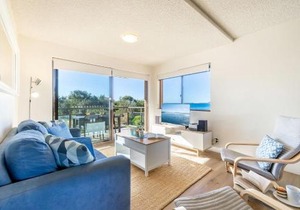 Intrepid, 15 3 Intrepid Close - right on the beachfront and WiFi