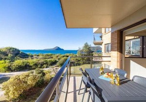 Intrepid, 15 3 Intrepid Close - right on the beachfront and WiFi