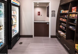 King Studio. Free Breakfast Buffet. Outdoor Pool.