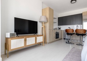 Luxe West Loop Studio w/Gym, Pool, Coworking, walk to UIC, by Blueground