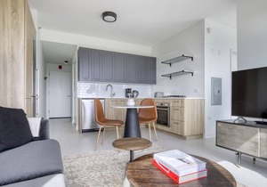 Luxe West Loop Studio w/Gym, Pool, Coworking, walk to UIC, by Blueground