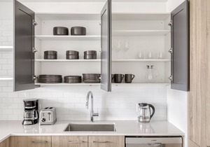 Luxe West Loop Studio w/Gym, Pool, Coworking, walk to UIC, by Blueground