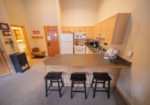 Modern Condo, Full Kitchen, River Run Village