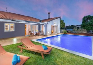Modern Villa di Rovigno with Pool, Hot Tub and Sea View