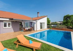 Modern Villa di Rovigno with Pool, Hot Tub and Sea View