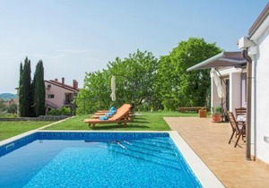 Modern Villa di Rovigno with Pool, Hot Tub and Sea View