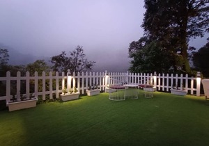 Oakwood 302 - Elegant Private Room With Balcony at Landour, Mussoorie
