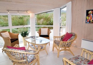 On a planted dune plot not far from the beach lies this well-kept and cozy luxury house with a glass