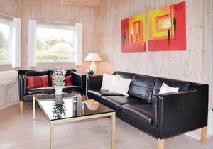 On a planted dune plot not far from the beach lies this well-kept and cozy luxury house with a glass