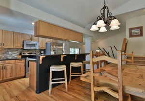 Park Forest Deer Trail Townhome: Hot Tub, On Shuttle Route