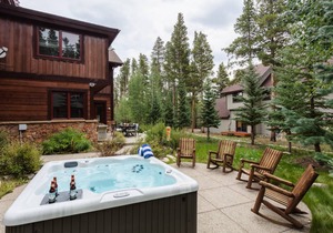 Peak 8 by AvantStay Spacious Modern Cabin w/ Hot Tub & Views