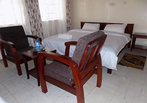 Ranges View Lodge - Family Room with Mountain View