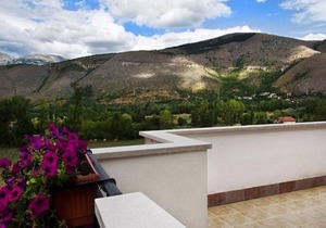 Serene Abruzzo Retreat with Mountain Views