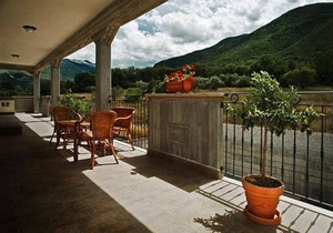 Serene Abruzzo Retreat with Mountain Views