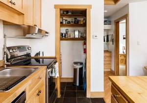 Slope Side Lodge Apt. Surrounded by Nature Steps to the Bus - Fast WiFi