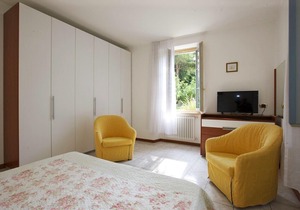 Spacious 1½-room apartment with balcony and pool and generous park