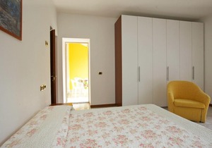 Spacious 1½-room apartment with balcony and pool and generous park