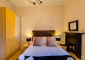 Spacious 3BR Apt moments from the Meadows & Old Town