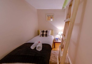 Spacious 3BR Apt moments from the Meadows & Old Town