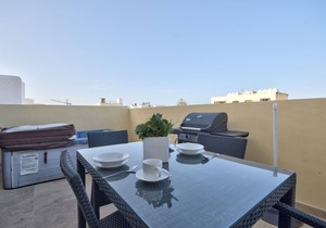 Spacious Sliema Pethouse with Hot Tub