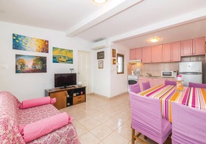 Spend a pleasant vacation in this bungalow, only about 50 meters from the pebble beach.