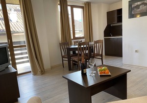 StayInn Banderitsa Apartment in Bansko with queen size bed and kitchen