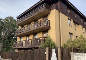 StayInn Banderitsa Apartment in Bansko with queen size bed and kitchen