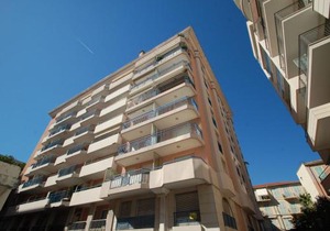 Studio climatisé avec terrasse, parking et alcôve – Centre de Menton, proche plages et commerces - FR-1-196-191