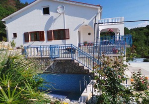 Studio with pool and air conditioning