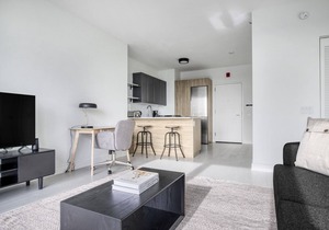 Sunny West Loop 1BR w/Pool, Coworking & Gym, 1 block to L, by Blueground