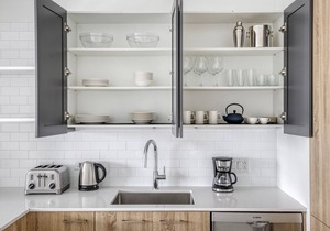 Sunny West Loop 1BR w/Pool, Coworking & Gym, 1 block to L, by Blueground