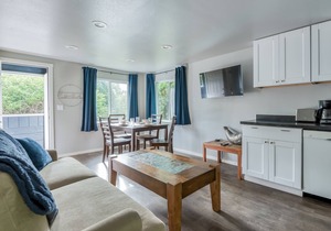 Surf Haven Unit B w/fire pit walking distance to surfing beaches