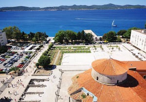 These beautiful and comfortable apartments are located near the sea.