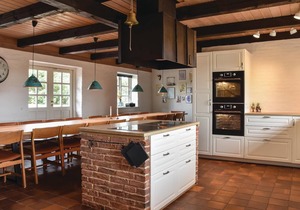 This impressive beach farm is situated with a panorama of Ringkøbing Fjord.