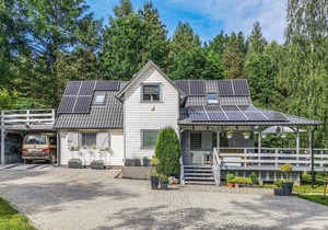 This lively cottage is located in the eastern interior of Poland just 200 meters from the lake.