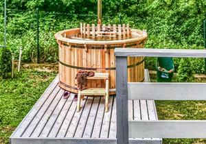 This lively cottage is located in the eastern interior of Poland just 200 meters from the lake.