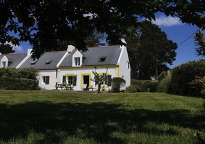 Tranquil Getaway: Modern House Near Bangor's Beaches & Shops, Garden, Fireplace, Sleeps 9