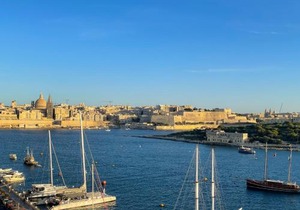 Unique Seafront Triplex Penthouse with Panoramic Bedroom & Rooftop Jacuzzi overlooking Valletta