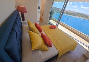 Unique Seafront Triplex Penthouse with Panoramic Bedroom & Rooftop Jacuzzi overlooking Valletta
