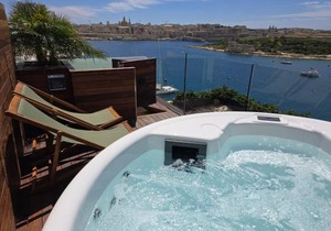 Unique Seafront Triplex Penthouse with Panoramic Bedroom & Rooftop Jacuzzi overlooking Valletta