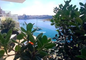 Unique Seafront Triplex Penthouse with Panoramic Bedroom & Rooftop Jacuzzi overlooking Valletta